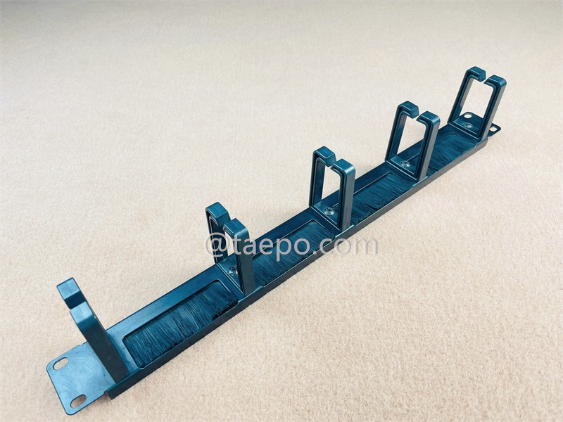 Gestionnaire de câbles métallique, 5 anneaux en plastique, 1U, avec brosse
