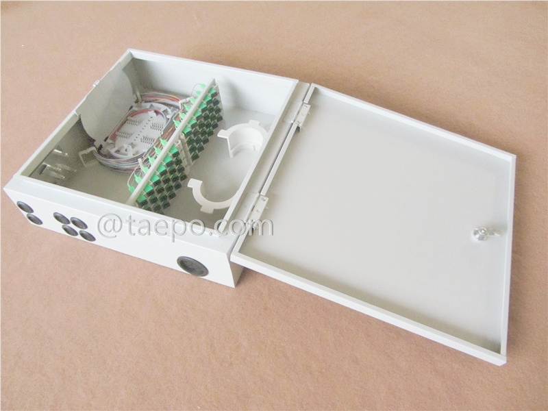 Boîte de distribution de fibre (FDB), extérieure, SC, 48 fibres, avec des panneaux de raccordement remplaçables, boîtier en acier laminé à froid avec revêtement en poudre, 400x400x120mm, sans adaptateurs, pigtails