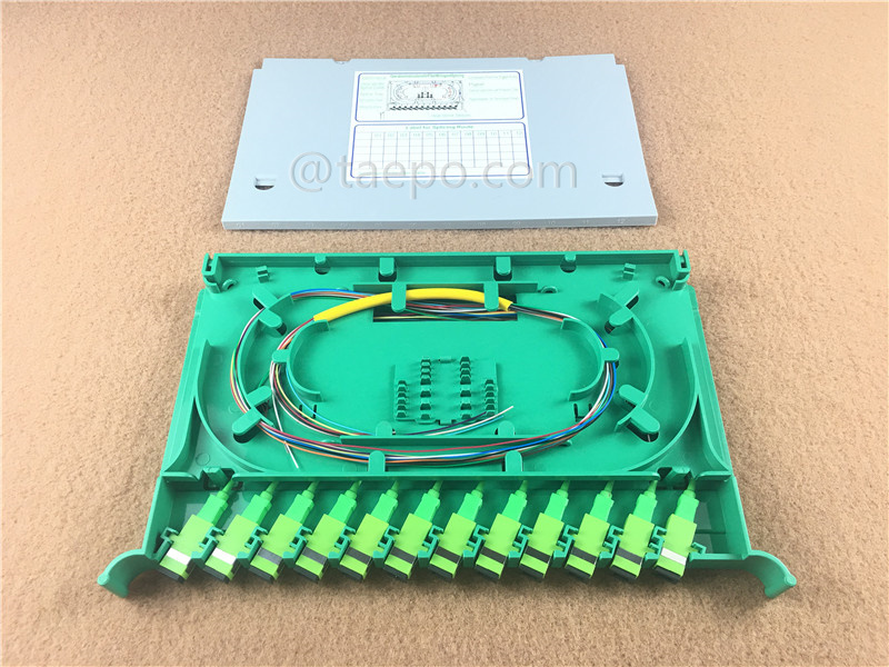 Plateau de fusion et de raccordement de fibres, plateau unique, 12 fibres, pour adaptateurs SC, adaptateurs montés à 45 degrés, plastique, 300x180x25mm, avec couvercle à clip