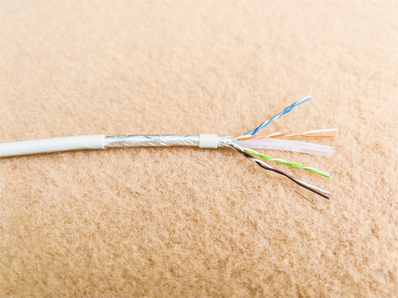 Câble LAN, CAT6, FTP, 4 paires, cuivre nu, AWG23, conducteur solide, 305m/rouleau