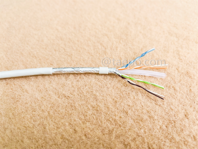 Câble LAN, CAT6, FTP, 4 paires, cuivre nu, AWG23, conducteur plein, 305 m/rouleau